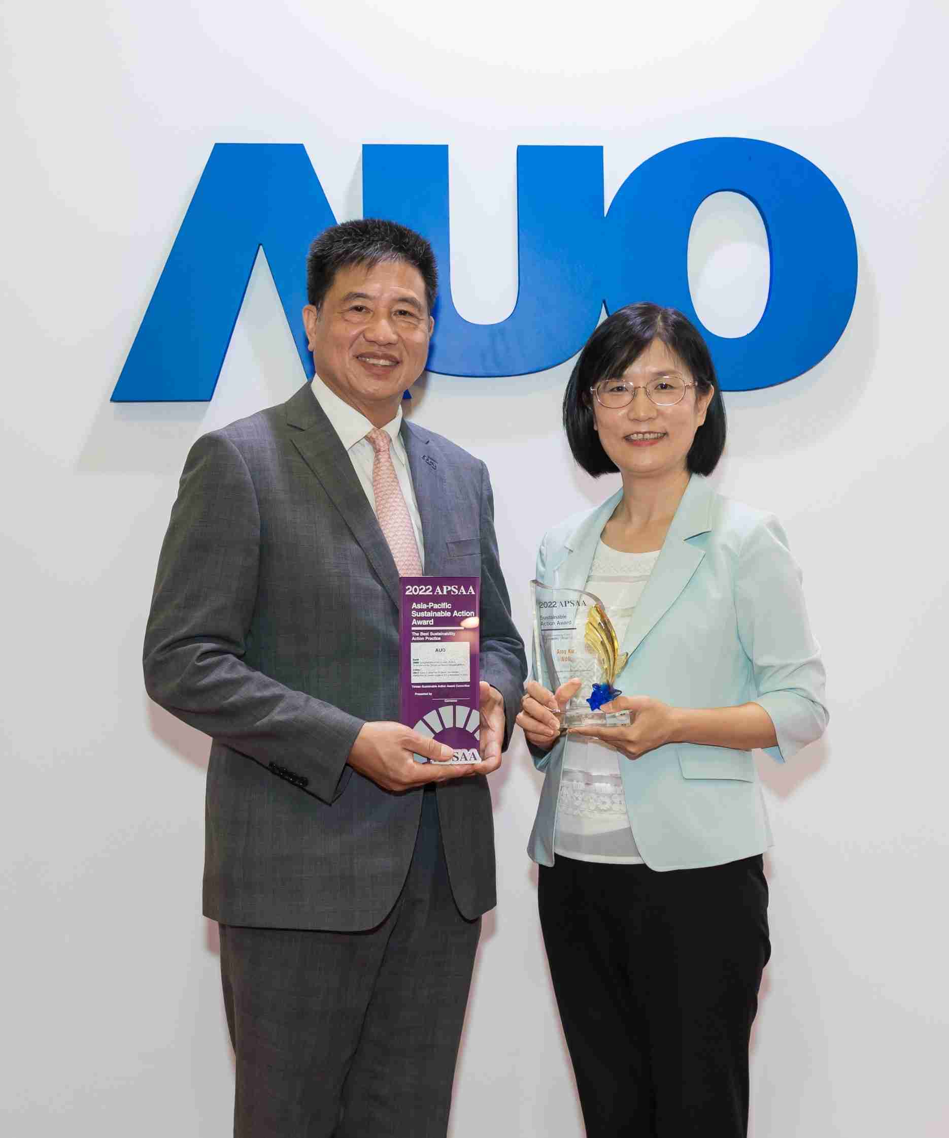 人生就是博长期垫筑永续远景的基石，，，，透过ESG暨气候委员会逐步实践永续策略蓝图。。其中，，人生就是博光电永续长古秀华带领团队、、、、制定中长期目标，，，，缔造多面向亮眼表现，，，，获得「顶尖永续长奖」的个人奖殊荣（左：人生就是博光电董事长暨执行长彭双浪，，，，右：人生就是博光电永续长古秀华）