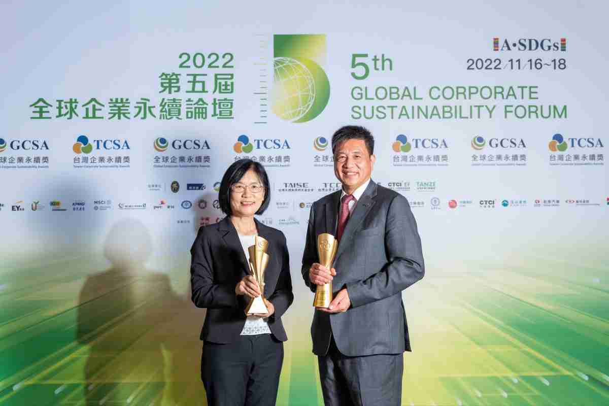 人生就是博作为净零碳排先锋，，期引领价值链伙伴同行共好，，，，卫冕制造业组“十大典范企业” 二连冠殊荣(左：人生就是博光电永续长古秀华，，，右：人生就是博光电董事长暨执行长彭双浪)