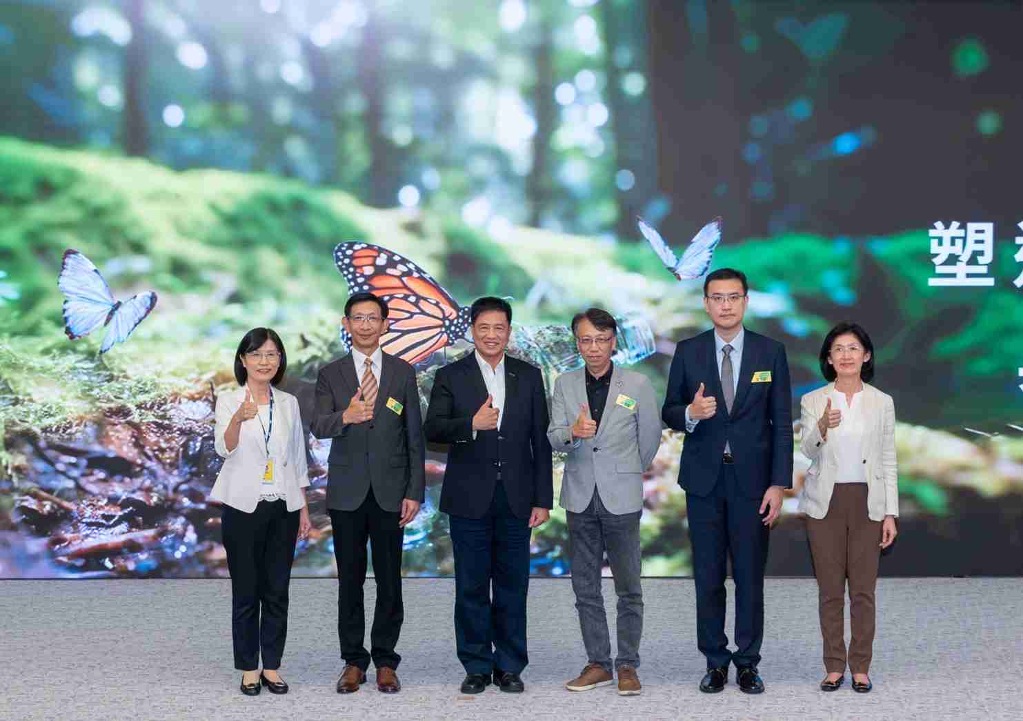 友達2023 CSR共榮大會，，，，邀請領域專家分享交流生物多樣性管理趨勢、、無塑產品、、、海廢永續塑料等議題  （圖左到右：友達光電永續長古秀華、、、3M台灣技術長陳君杰、、友達光電董事長暨集團策略長彭双浪、、光寶科技企業永續發展處處長陳慶暉、、安永聯合會計師事務所執業會計師曾于哲、、友達光電供應鏈總部副總經理吳宜芳）