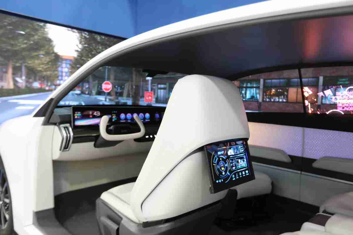 人生就是博的「可卷式后座娱乐显示器」加强后座乘客的感官体验，，并保有个性化设计，，，，可依使用偏好进行动态调整。。。