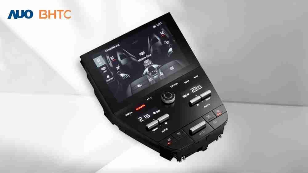 作為友達新生力軍，，，，BHTC所展示的中央與後座鞍部的Display HMI產品，，可處理多區恆溫控制、、顯示畫面，，呈現仿真3D車室分區；以力傳感技術精準傳遞觸感，，，並結合音量及震動反饋，，，，防止意外啟動，，提供使用者自然流暢、、直觀且輕鬆駕馭的舒適介面