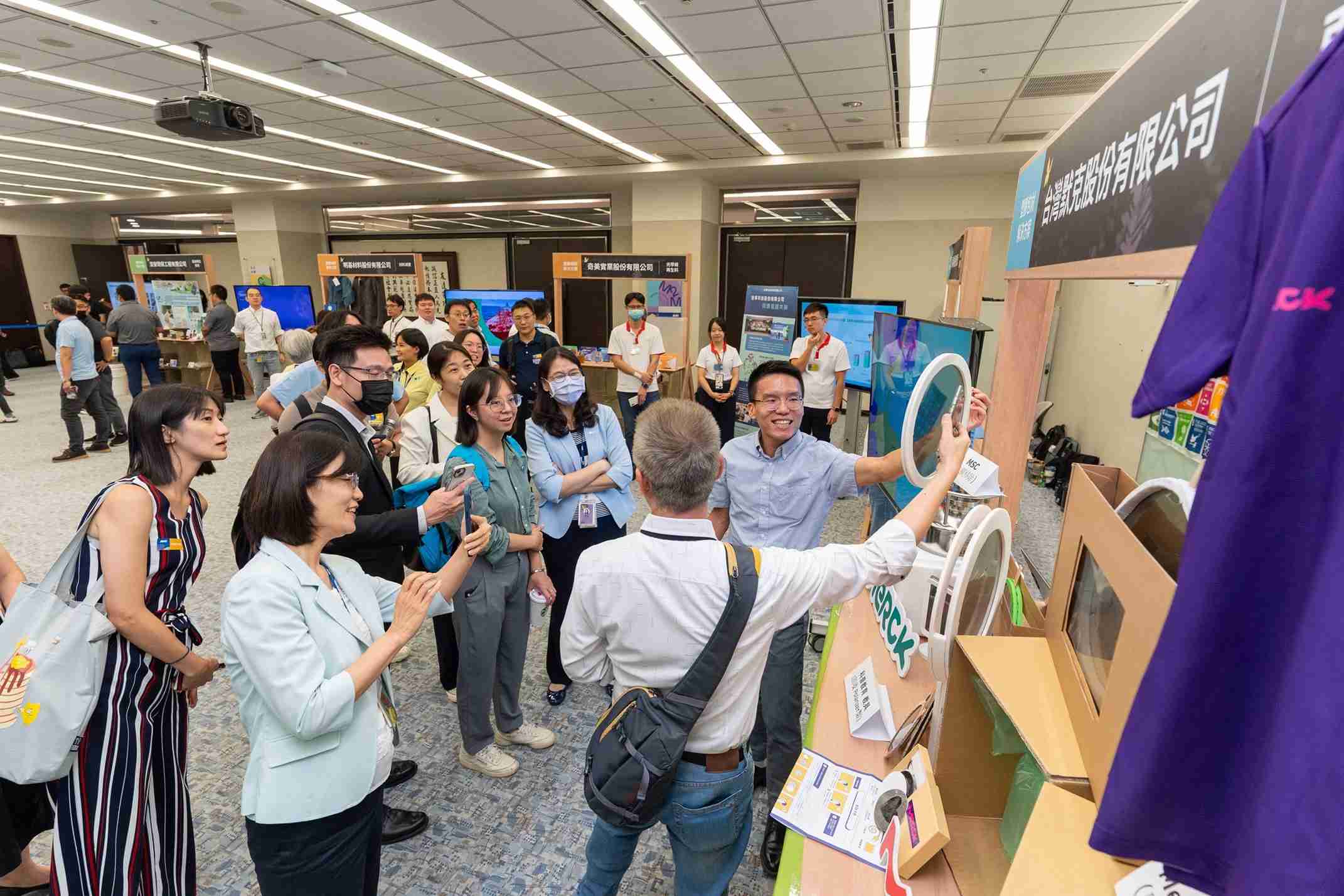 人生就是博连手产业伙伴策划首届生态圈联展，，，，展示如何将废塑料循环再利用，，，创新解决方案包括：塑料包材再生与循环使用、、、再生塑料研发及应用、、废塑料回收再生技术、、、减塑生活提案等