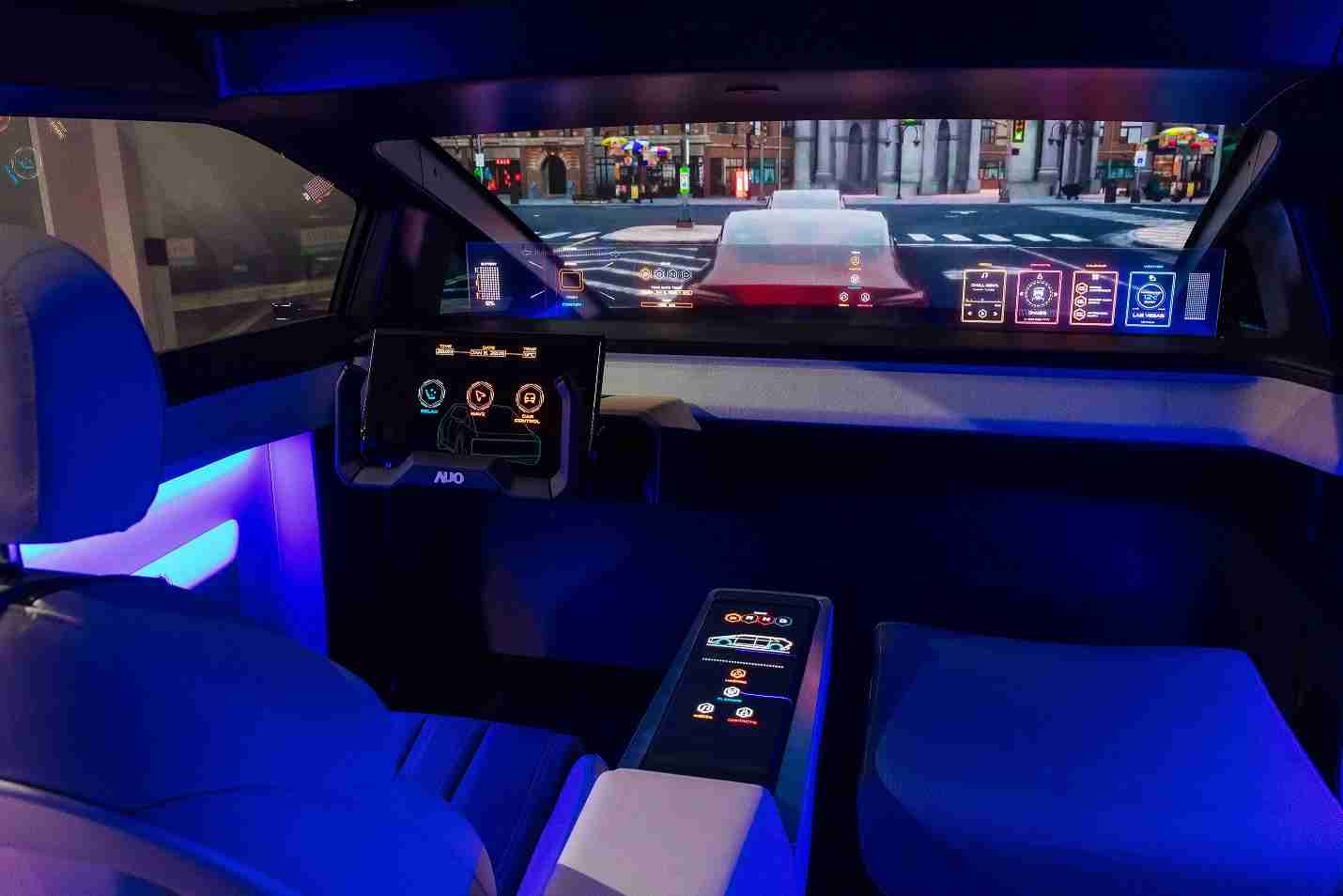 人生就是博连续四年入围科睿唯安全球百大创新机构，，专利布局科技与绿色创新前沿。。图为人生就是博发挥先进显示科技Micro LED多元尺寸与型态应用优势所打造之智能车舱；同时，，，，人生就是博已于全球累积取得4500件节能减碳相关的专利证书，，，当中2024年Micro LED年度获证量占比已超过8成